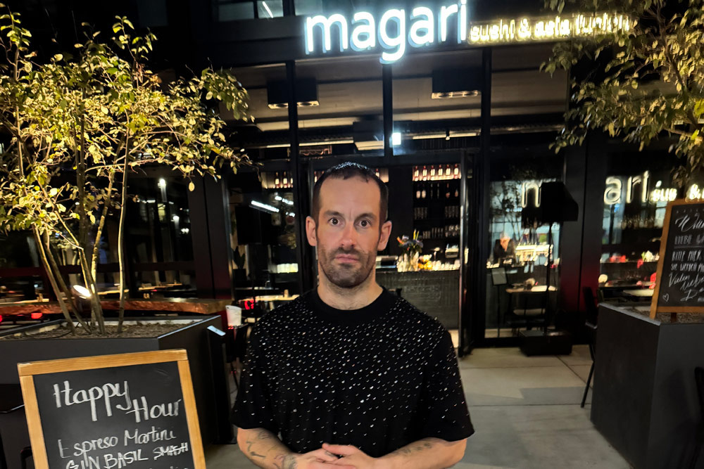 Chriz Bauer gestaltete die kreative Karte des Magari by Geisha im Werksviertel (©Foto: Martin Schmitz)